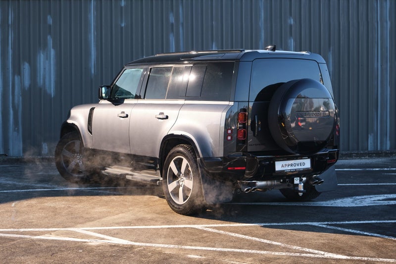 2025 Land Rover Defender 110 425 X-Dynamic SE image 3