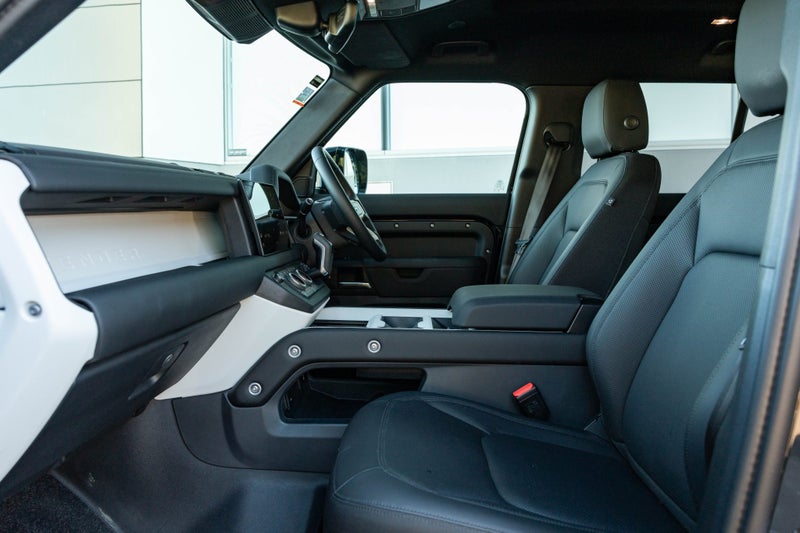 2025 Land Rover Defender 110 D250 S image 3
