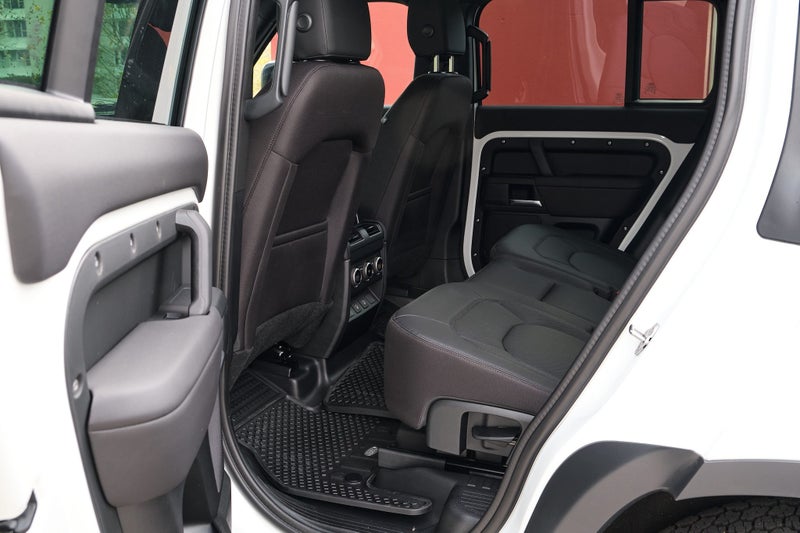 2025 Land Rover Defender 110 D250 S image 3