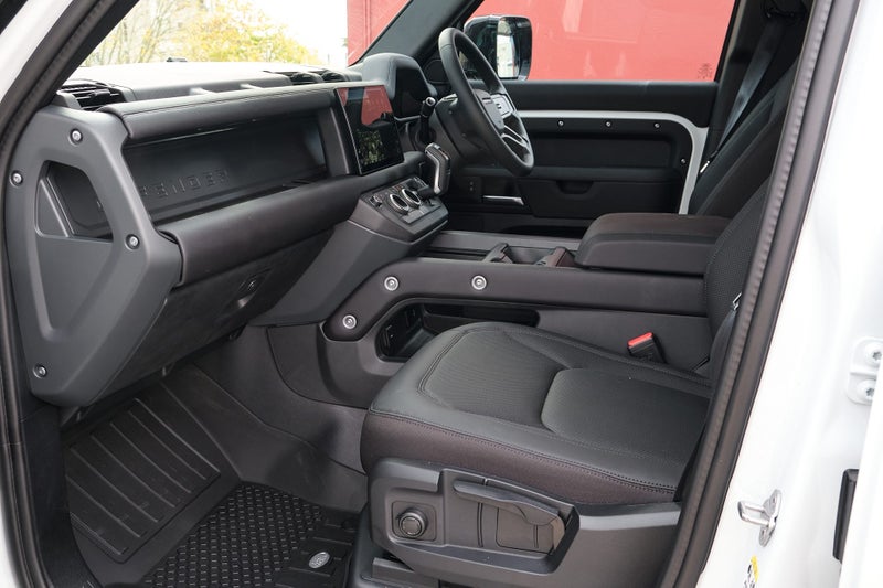 2025 Land Rover Defender 110 D250 S image 5