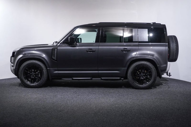 2025 Land Rover Defender 110 D250 S image 4