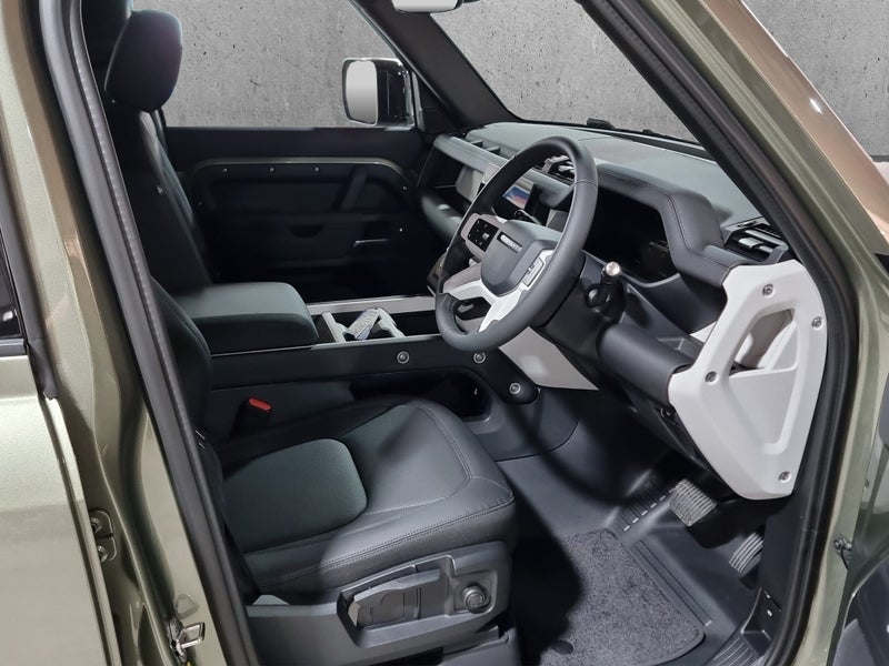 2025 Land Rover Defender 110 D250 S image 2