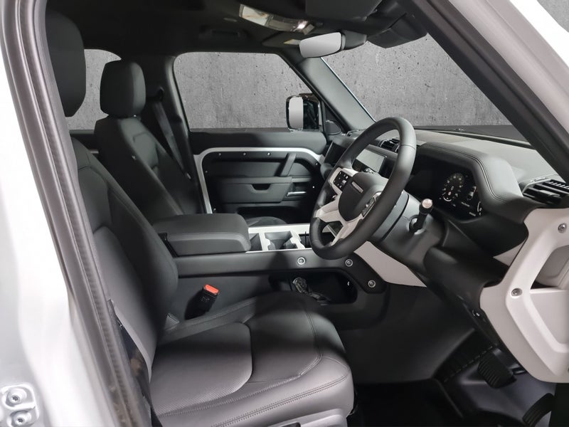 2025 Land Rover Defender 110 D250 S 3.0DT image 2