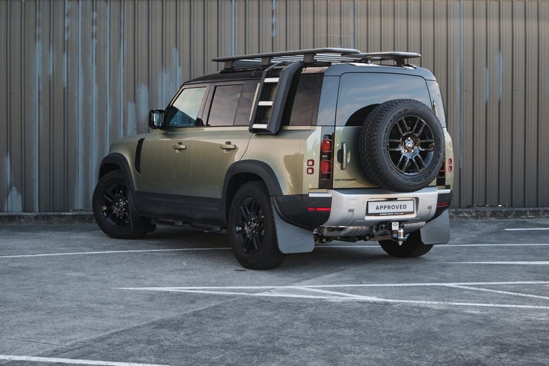 2025 Land Rover Defender 110 D250 S image 3