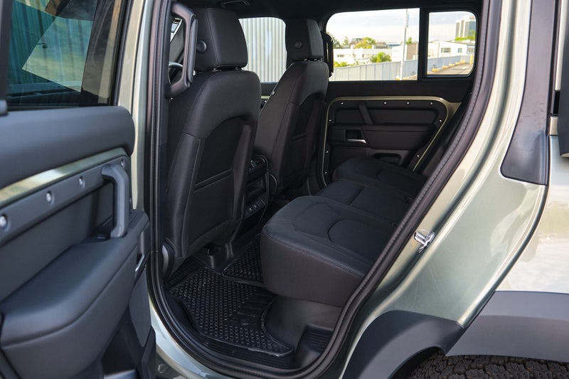 2025 Land Rover Defender 110 D250 S image 4