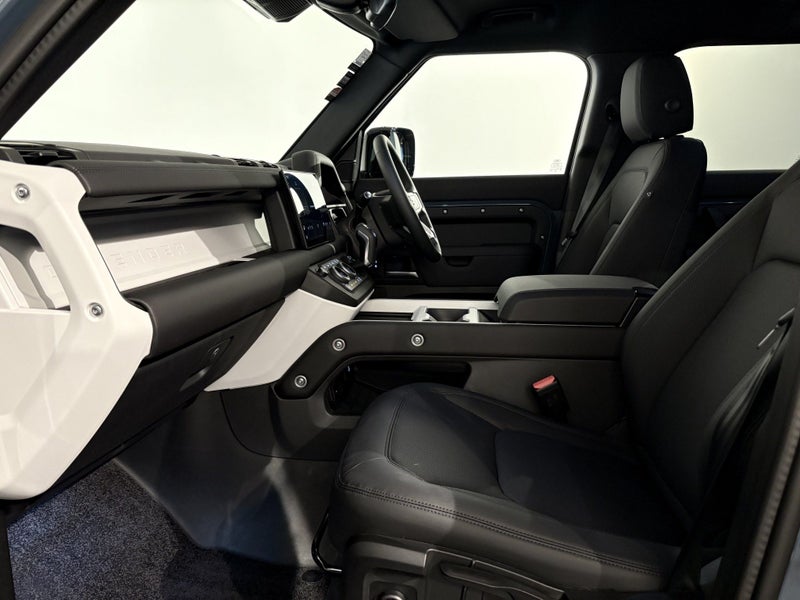 2025 Land Rover Defender 110 D250 S image 3