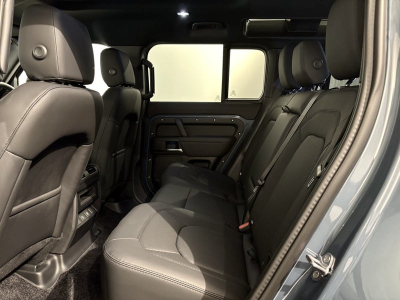 2025 Land Rover Defender 110 D250 S image 5