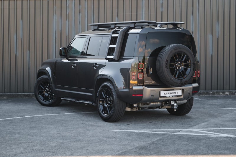 2025 Land Rover Defender 110 D250 S image 3