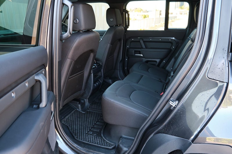 2025 Land Rover Defender 110 D250 S image 4