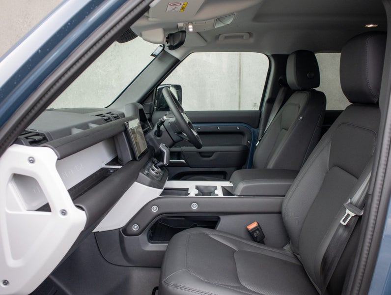 2025 Land Rover Defender 110 D250 S image 3
