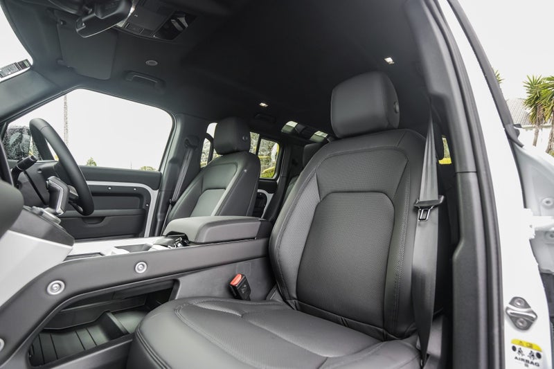 2025 Land Rover Defender 110 D250 S image 3
