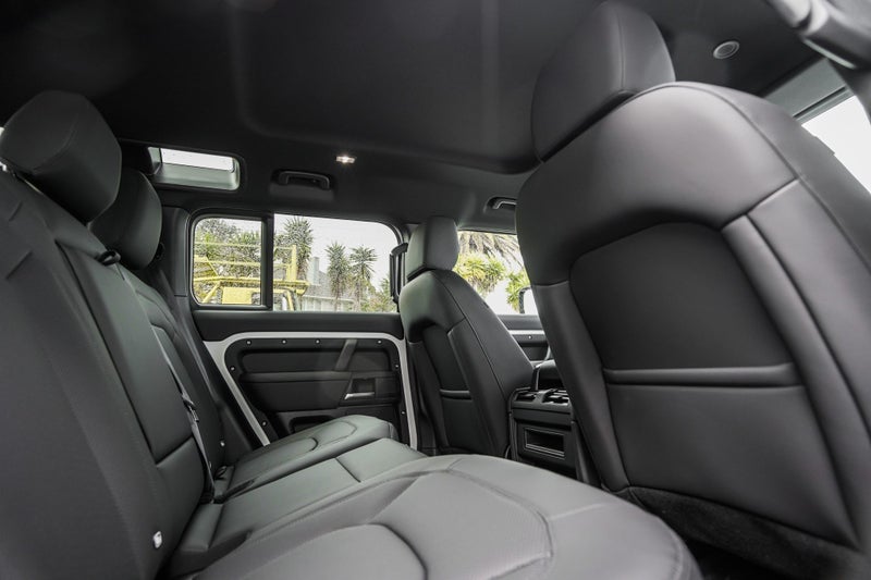 2025 Land Rover Defender 110 D250 S image 5