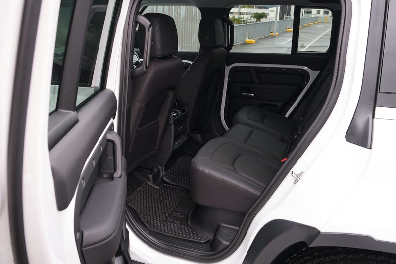 2025 Land Rover Defender 110 D250 S image 3