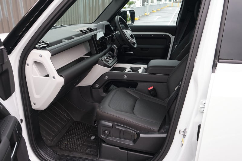 2025 Land Rover Defender 110 D250 S image 5