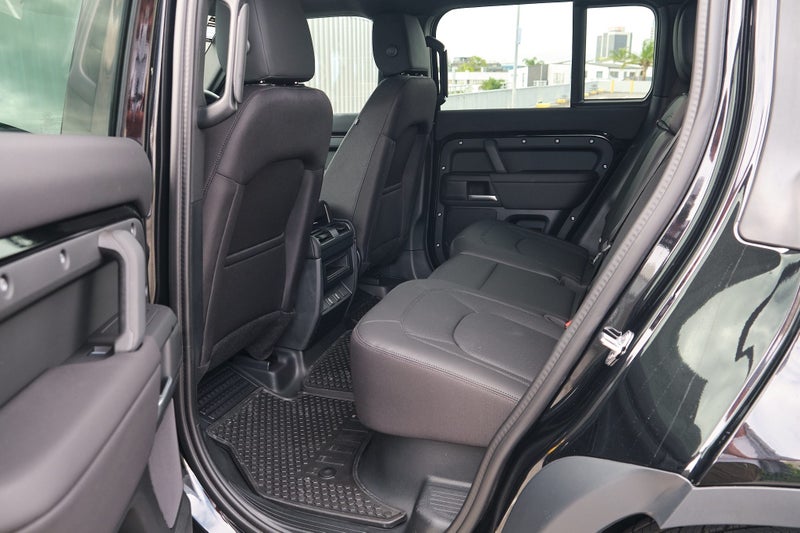 2025 Land Rover Defender 110 D250 S image 4