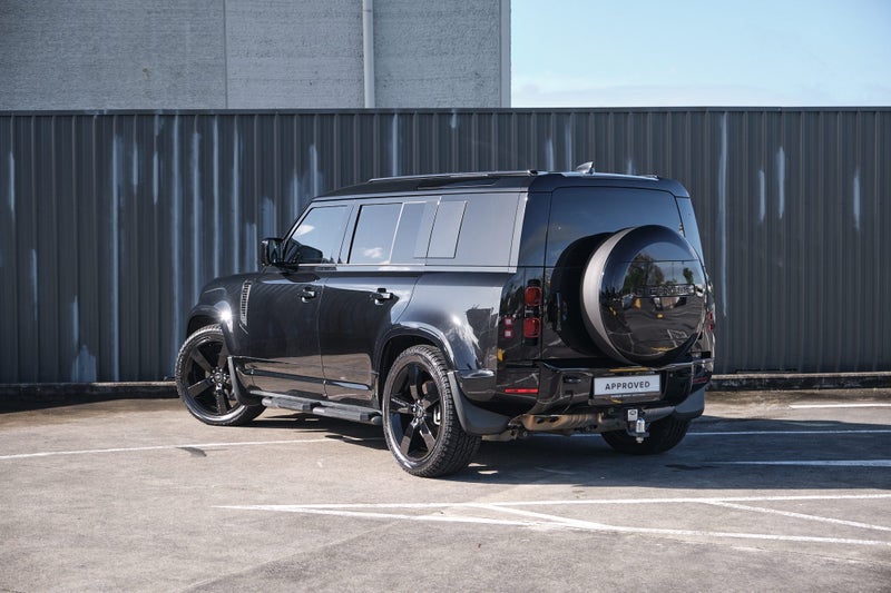 2025 Land Rover Defender 110 D300 X-Dynamic HSE image 3