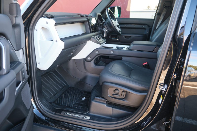 2025 Land Rover Defender 110 D300 X-Dynamic HSE image 4