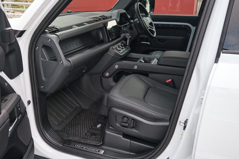 2025 Land Rover Defender 110 D300 X-Dynamic HSE image 5