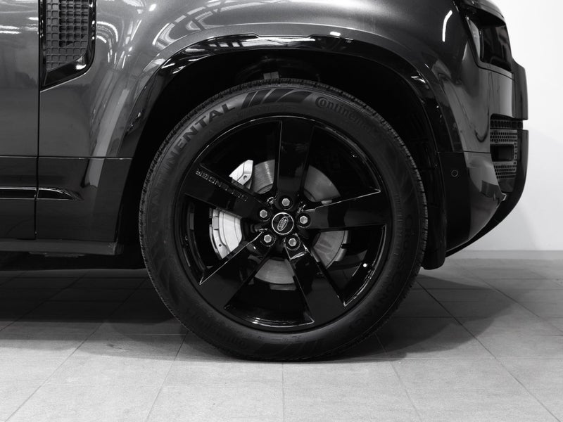 2025 Land Rover Defender 110 D300 X-Dynamic HSE image 4