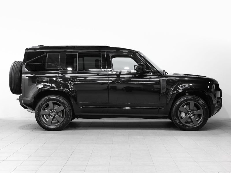2025 Land Rover Defender 110 D300 X-DYNAMIC HSE image 3