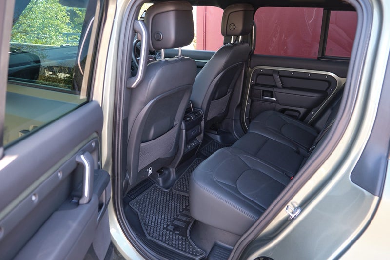 2025 Land Rover Defender 110 D300 X-Dynamic HSE image 4