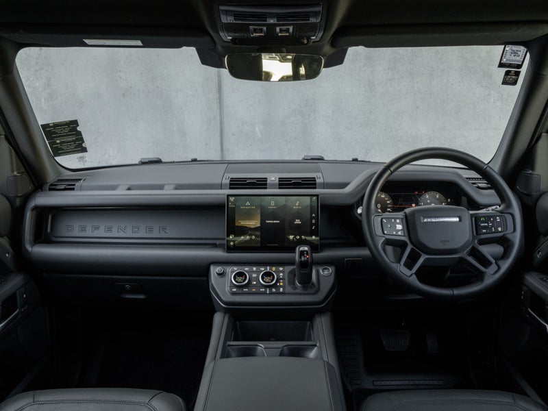 2025 Land Rover Defender 110 D300 X-Dynamic HSE image 4