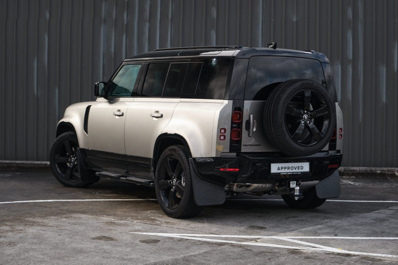2025 Land Rover Defender 110 D300 X-Dynamic SE image 2