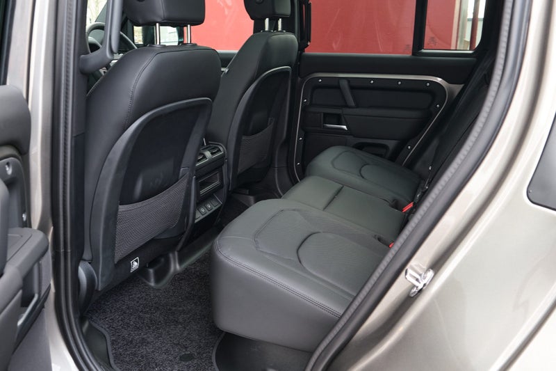 2025 Land Rover Defender 110 D300 X-Dynamic SE image 3