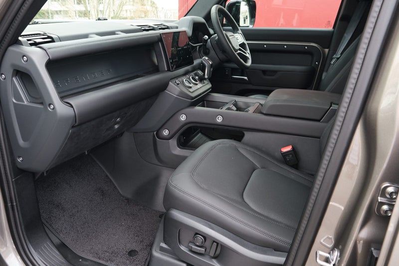2025 Land Rover Defender 110 D300 X-Dynamic SE image 5