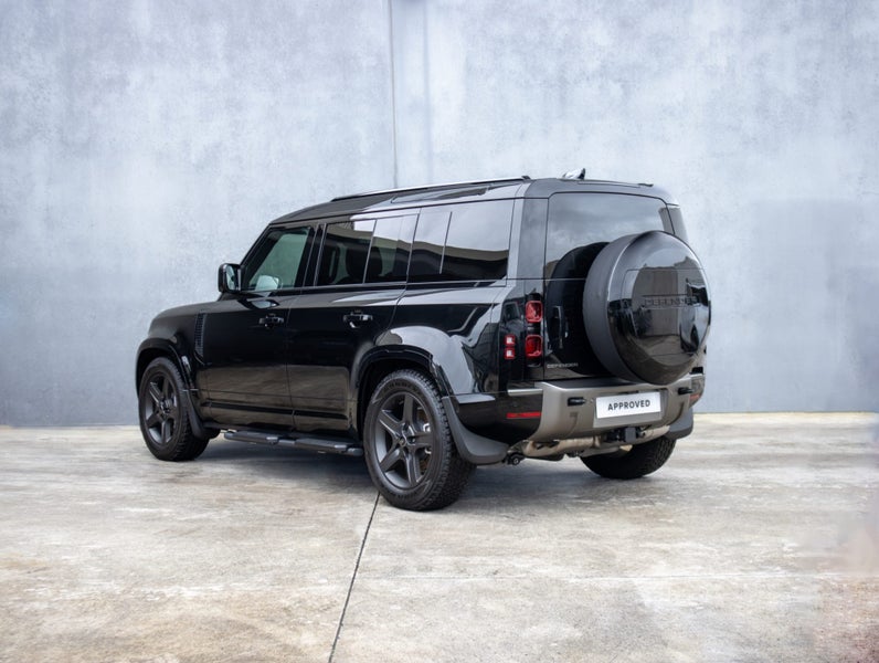 2025 Land Rover Defender 110 D300 X-Dynamic SE image 2