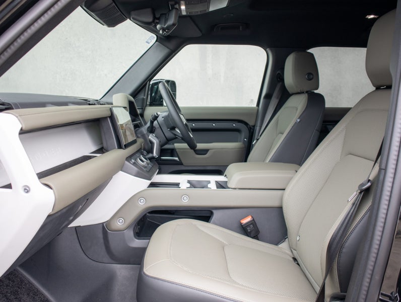 2025 Land Rover Defender 110 D300 X-Dynamic SE image 3