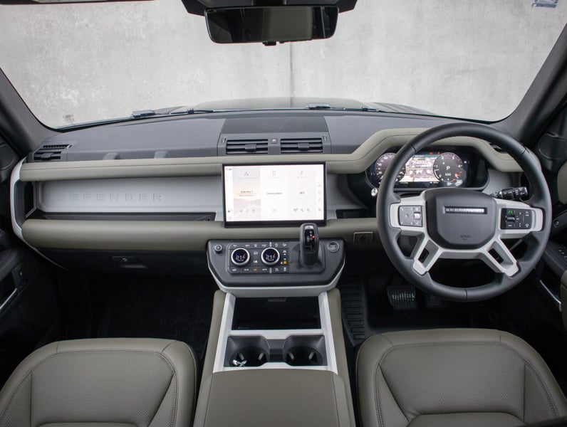2025 Land Rover Defender 110 D300 X-Dynamic SE image 4
