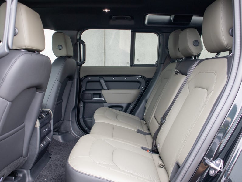 2025 Land Rover Defender 110 D300 X-Dynamic SE image 5