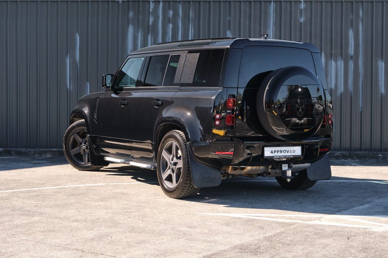 2025 Land Rover Defender 110 D300 X-Dynamic SE image 3