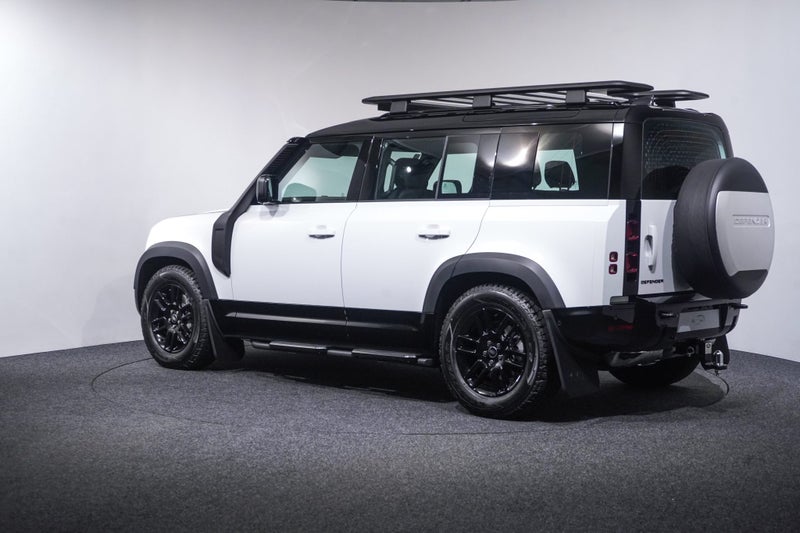 2025 Land Rover Defender 110 D300 X-Dynamic Se image 2