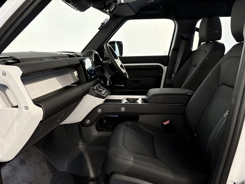 2025 Land Rover Defender 110 D300 X-Dynamic Se image 3