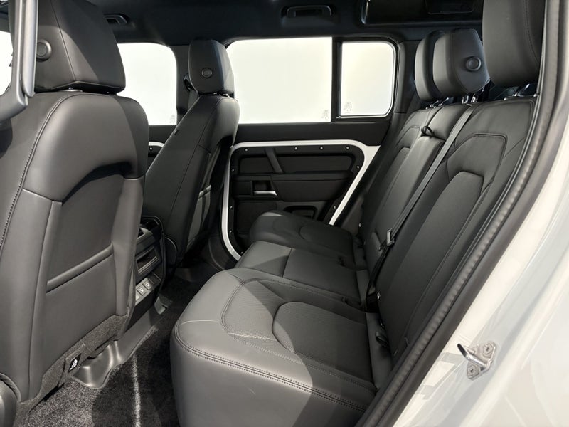 2025 Land Rover Defender 110 D300 X-Dynamic Se image 5