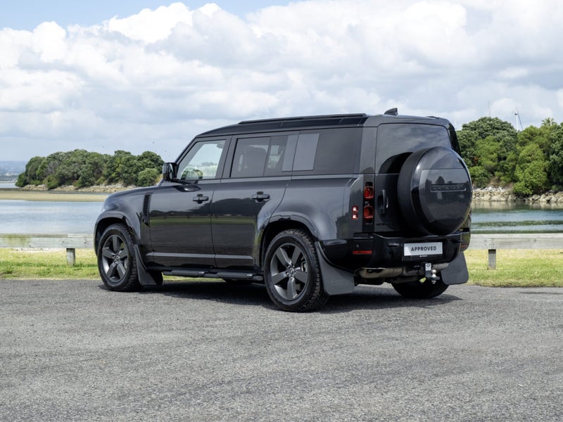 2025 Land Rover Defender 110 D300 X-Dynamic SE image 2
