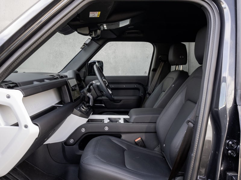 2025 Land Rover Defender 110 D300 X-Dynamic SE image 3