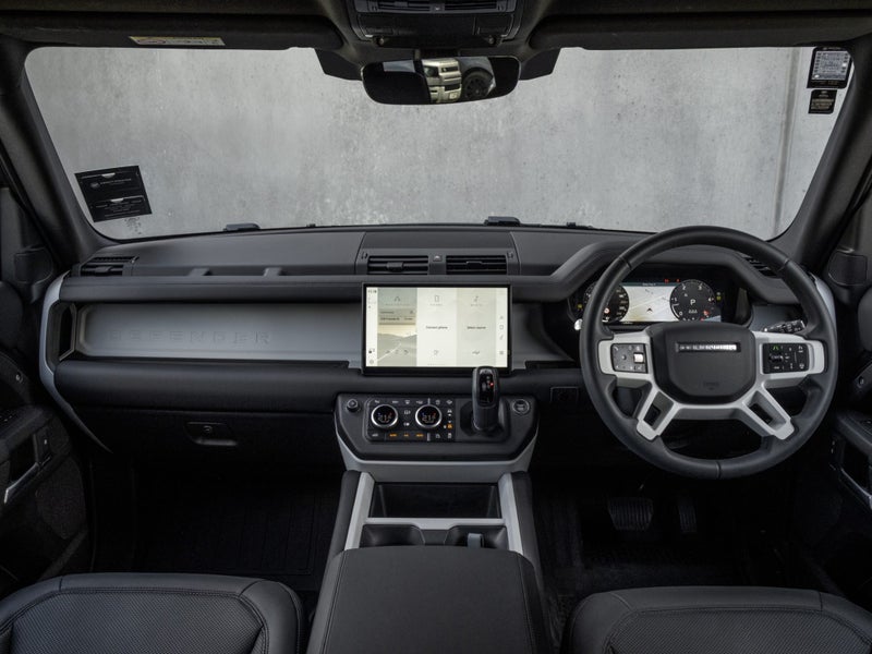 2025 Land Rover Defender 110 D300 X-Dynamic SE image 4