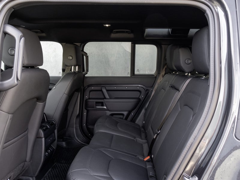 2025 Land Rover Defender 110 D300 X-Dynamic SE image 5