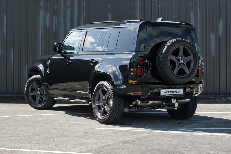2025 Land Rover Defender 110 D300 X-Dynamic SE image 3