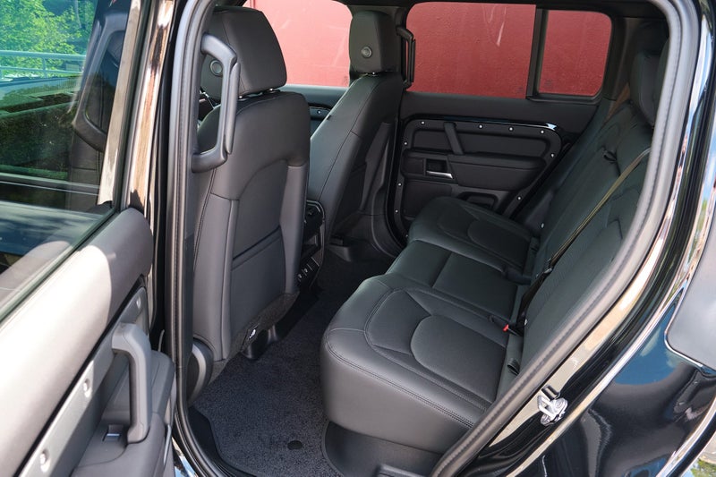 2025 Land Rover Defender 110 D300 X-Dynamic SE image 4