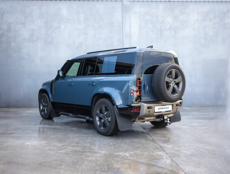 2025 Land Rover Defender 110 D300 X-Dynamic SE image 2