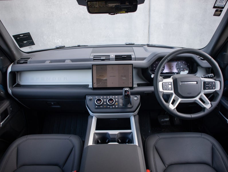 2025 Land Rover Defender 110 D300 X-Dynamic SE image 4
