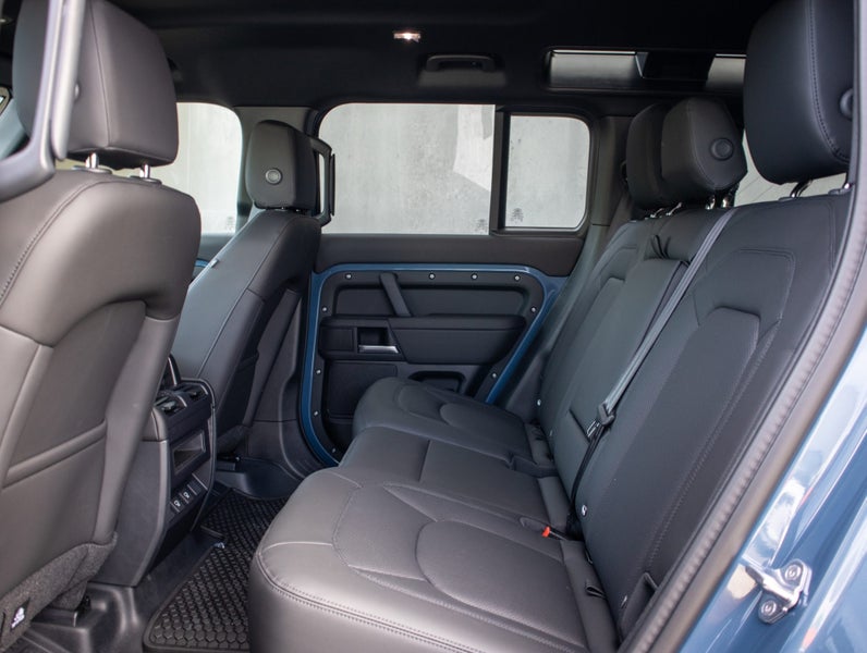 2025 Land Rover Defender 110 D300 X-Dynamic SE image 5