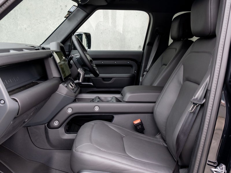 2025 Land Rover Defender 110 D350 X-Dynamic HSE image 3