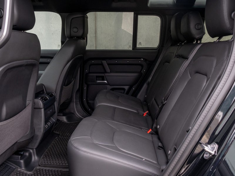 2025 Land Rover Defender 110 D350 X-Dynamic HSE image 5