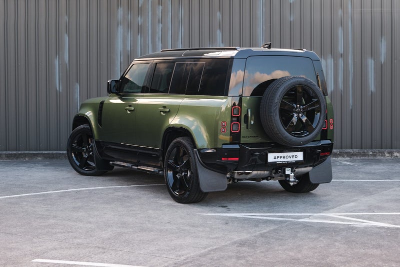 2025 Land Rover Defender 110 D350 X-Dynamic HSE image 3