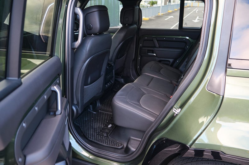 2025 Land Rover Defender 110 D350 X-Dynamic HSE image 4